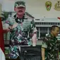 Kapuspen TNI Mayjen Sisriadi dan Danpom TNI Mayjen TNI Dedy Iswanto saat akan konpers mobil berpelat TNI membawa logistik kampanye Prabowo, Jakarta, Jumat (22/3). TNI menyebut nomor pelat itu tak sesuai jenis kendaraan TNI. (Liputan6.com/ImmanuelAntonius)