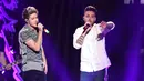 Aksi Niall Horan ( kiri) dan Liam Payne One Direction di acara iHeart Radio Jingle Ball di Staples Center, Los Angeles, Jumat (4/12). Konser itu menjadi terakhir kalinya mereka tampil bersama di Amerika. (Kevin Winter/Getty Images for iHeartMedia/AFP)