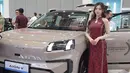 Sales Promotion Girl (SPG) berdiri dekat mobil baru yang dipamerkan dalam pameran otomotif Gaikindo Indonesia International Auto Show (GIIAS) 2026 di Indonesia Convention Exhibition (ICE), Tangerang, Banten, 30 Juli 2026. (KLY/ Budy Santoso)