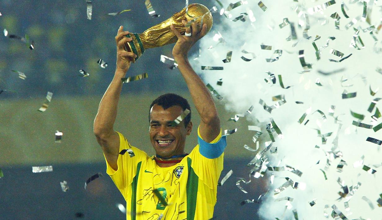 Timnas Brasil tercatat sebagai satu-satunya negara yang selalu tampil dalam tiap edisi Piala Dunia sejak edisi pertama pada 1930 hingga edisi terakhir pada 2022 di Qatar nanti yang menjadi edisi ke-22. Dari 21 edisi yang telah dilalui, tercatat ada 6 pemain Brasil dengan caps terbanyak di ajang Piala Dunia. Mau tahu siapa sajakah mereka? Berikut daftar lengkap keenam pemain tersebut. (AFP/Antonio Scorza)