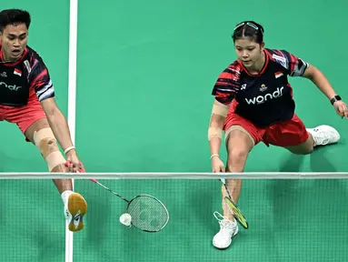 Pebulutangkis ganda campuran asal Indonesia, Jafar Hidayatullah (kir) dan Felisha Pasaribu berusaha mengembalikan kok ke arah Natsu Saito/Hiroki Midorikawa (Jepang) saat babak semifinal Badminton Asia Championship 2025 (BAC) di Ningbo Olympic Sports Center, Gymnasium, Provinsi Zhejiang, China, 12 April 2025. (Foto: AFP/China Out)Langkah dari pasangan ganda campuran Indonesia Jafar Hidayatullah/Felisha Alberta Nathaniel Pasaribu harus terhenti di babak semifinal Badminton Asia Championship 2025 (BAC). (Foto: AFP/China Out)