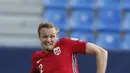 Bek Norwegia, Haitam Aleesami mengumpan bola saat bertanding melawan Turki pada lanjutan Kualifikasi Piala Dunia 2022 zona Eropa Grup G di stadion La Rosaleda di Malaga, Spanyol, Minggu (28/3/2021). Turki menang telak atas Norwegia 3-0. (AP Photo/Fermin Rodriguez)