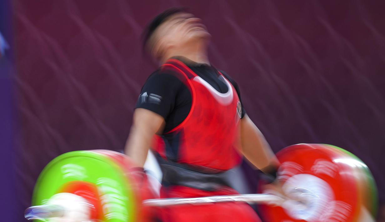 Lifter Indonesia, Muhammad Zul Ilmi berkompetisi pada nomor angkat besi putra 89kg SEA Games 2023 di Hanoi Sports Training and Competition Center, Hanoi, Vietnam, Minggu (22/5/2022). Zul meraih medali perak setelah melakukan total angkatan 328kg (145kg snatch dan 183kg clean & jerk). (AP Photo/Tatan Syuflana)