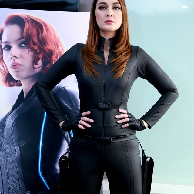 Berkostum Black Widow Luna Maya Dipuji Pacarnya Reino Barrack Entertainment Fimela Com