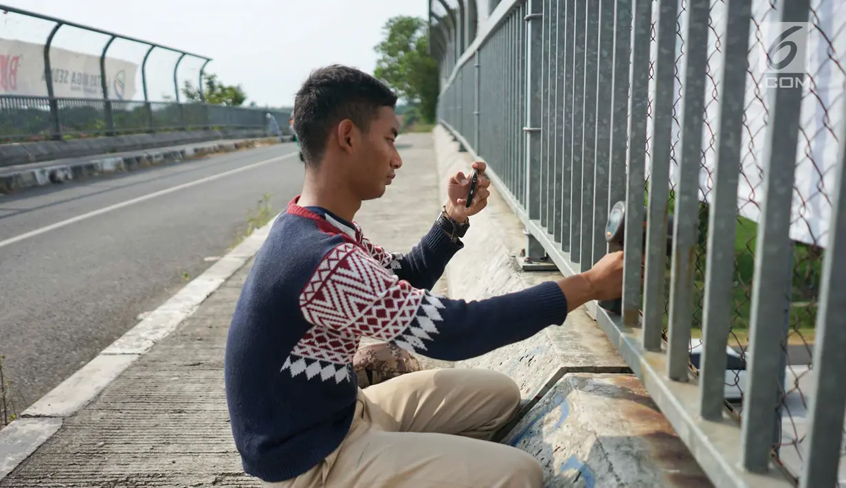 Petugas mengoperasikan alat pengukur kecepatan (speed gun) kendaraan di sekitar Gerbang Tol Palimanan, Cirebon, Jawa Barat, Jumat (7/6/2019). Hal itudilakukan setiap satu jam sekali untuk mengetahui tingkat kepadatan lalu lintas di sepanjang jalur tol Trans Jawa. (Liputan6.com/Immanuel Antonius)