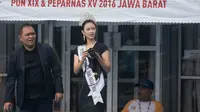 Putri Indonesia Jawa Barat 2016, Evan Lysandra, menyaksikan langsung pertandingan cabang renang Peparnas 2016 di Kolam Renang UPI, Bandung, Jawa Barat, Jumat (21/10/2016). (Bola.com/Vitalis Yogi Trisna)