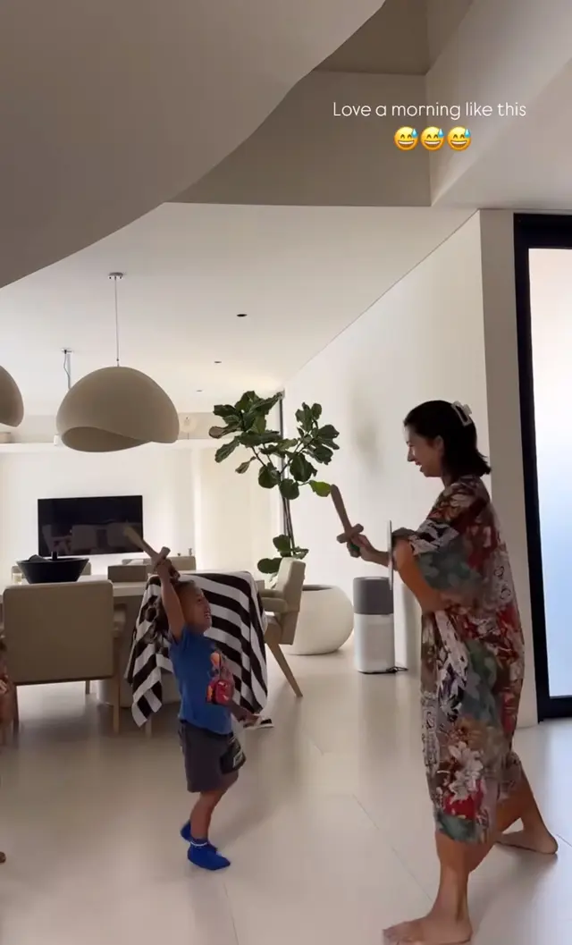 7 Pesona Jennifer Bachdim saat pakai daster, bukti ibu rumah tangga tetap tampil menawan dasteran