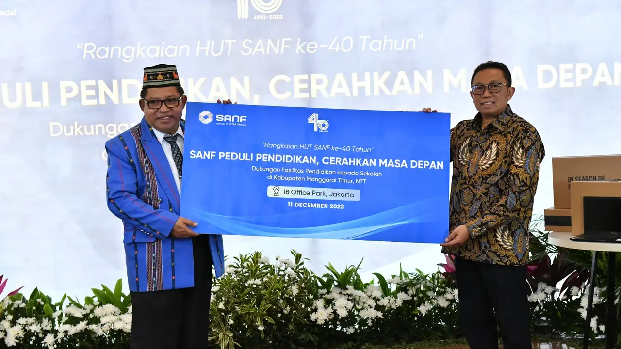 PT Surya Artha Nusantara Finance mendonasikan 30 laptop baru bagi 11 sekolah binaan Yayasan Pendidikan Astra Michael D Ruslim (YPA-MDR) di Kabupaten Manggarai Timur, Nusa Tenggara Timur. (Istimewa)