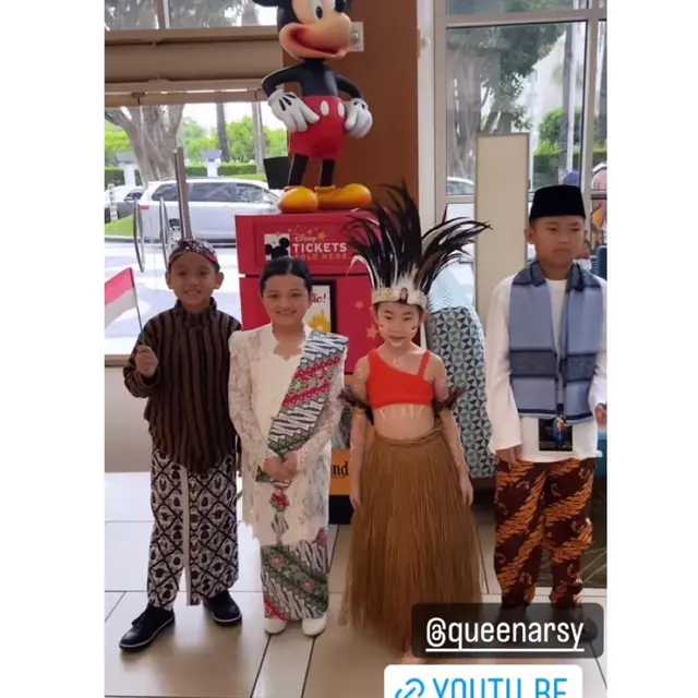 8 Pesona Arsy Hermansyah Pakai Kebaya Putih Saat Ikut Lomba Nyanyi Kejuaraan Dunia di Amerika Serikat