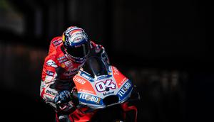 Pebalap Ducati, Andrea Dovizioso, saat beraksi pada sesi kualifikasi di Sirkuit Motegi, Jepang, Sabtu (20/10/2018). Andrea Dovizioso akan memulai balapan MotoGP Motegi dari posisi terdepan sedangkan Marc Marquez keenam. (AFP/Martin Bureau)