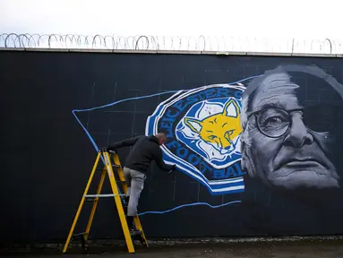  Seniman Richard Wilson saat membuat mural manajer Leicester City Claudio Ranieri di Leicester, Inggris 29 April 2016. (REUTERS / Darren Staples)