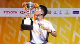 Tunggal putra Indonesia, Moh. Zaki Ubaidillah berfoto dengan piala usai memastikan diri menjadi juara Thailand Masters 2026 yang berlangsung di Stadion Nimibutr, Bangkok, Thailand, Minggu (1/2/2026) sore WIB. (Dok. PBSI)
