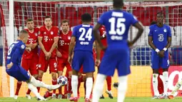 Pemain Chelsea, Ross Barkley, melepaskan tendangan bebas ke gawang Bayern Munchen pada laga Liga Champions di Allianz Arena, Sabtu (8/8/2020). Bayern Munchen menang 4-1 atas Chelsea. (AP/Matthias Schrader)