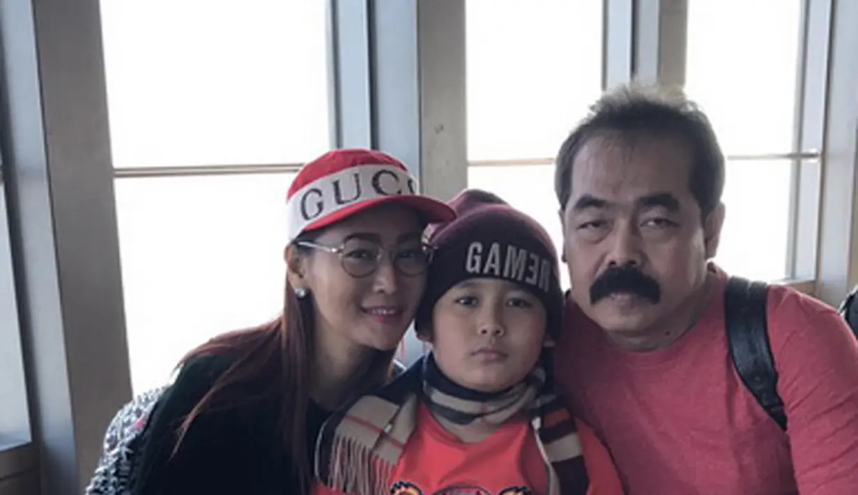 Setelah disibukkan dengan banyak kegiatan, penyanyi dangdut senior Inul Daratista terlihat sedang berlibur di luar negeri. Terlihat, Inul bersama suaminya, Adam Suseno serta buah hatinya Yusuf Ivander Damares. (Instagram/inul.d)