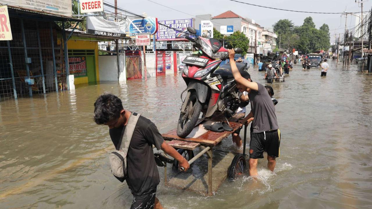 FOTO: Penampakan Terkini Jalur Penghubung Jakarta-Tangerang Lumpuh Akibat Banjir, Puluhan Motor Diangkut Gerobak