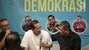 Wakil Ketua Umum Partai Gerindra, Ferry Jualiantono (tengah) bersama Sekjen PDIP,Hasto Kristiyanto (kanan) saat menghadiri gelaran diskusi di Jakarta, Selasa (30/4/2019). Diskusi membahas Menakar Kedewasaan Demokrasi Indonesia. (Liputan6.com/HelmiFithriansyah)