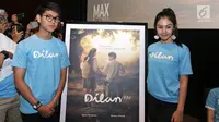 Iqbaal Ramadhan alias Iqbaal CJR dan Vanesha Prescilla di acara peluncuran poster dan trailer film Dilan 1990. (Herman Zakharia/Liputan6.com)