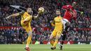 Pemain Brighton, Shane Duffy menghalau bola dari kejaran pemain Manchester United, Paul Pogba pada lanjutan Premier League di Old Trafford, Manchester,(25/11/2017). Manchester United menang tipis 1-0. (Martin Rickett/PA via AP)