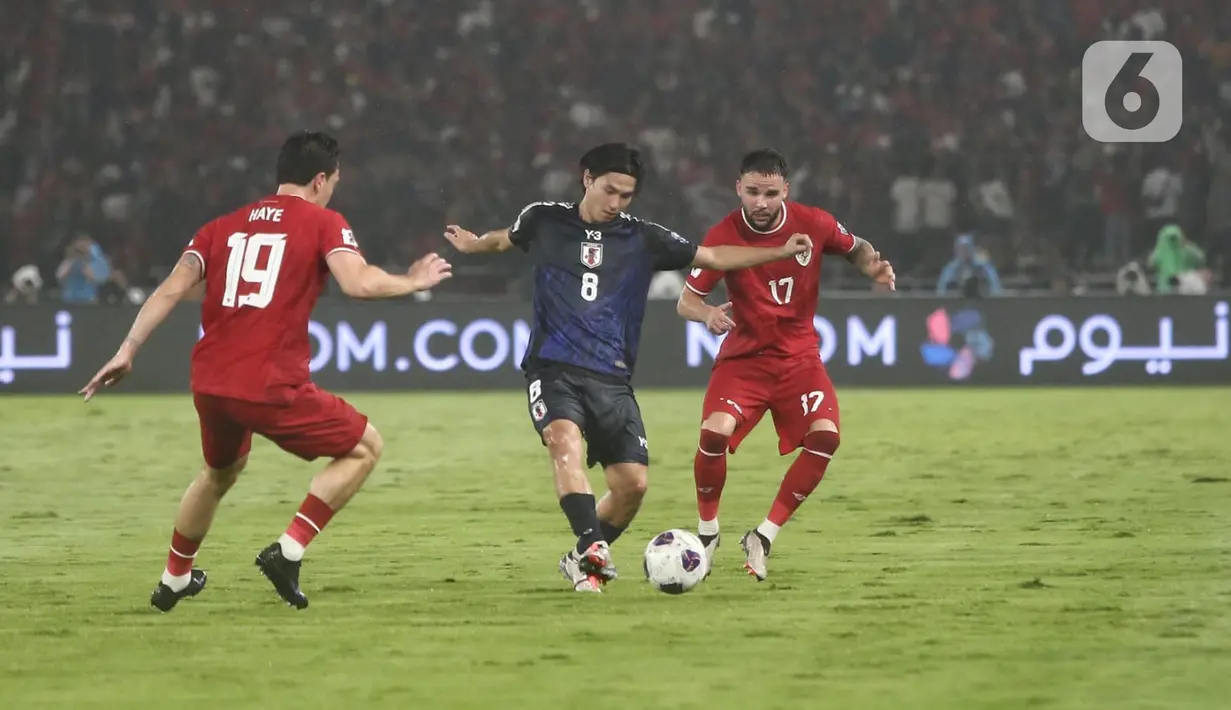 Duel antara timnas Indonesia berlangsung cukup sengit di awal pertandingan. (Liputan6.com/Angga Yuniar)