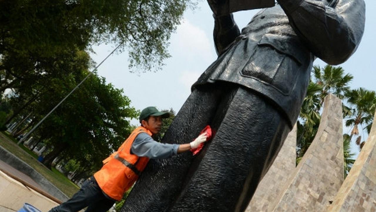 Sucikan Hari Kemerdekaan, patung Soekarno-Hatta dibersihkan