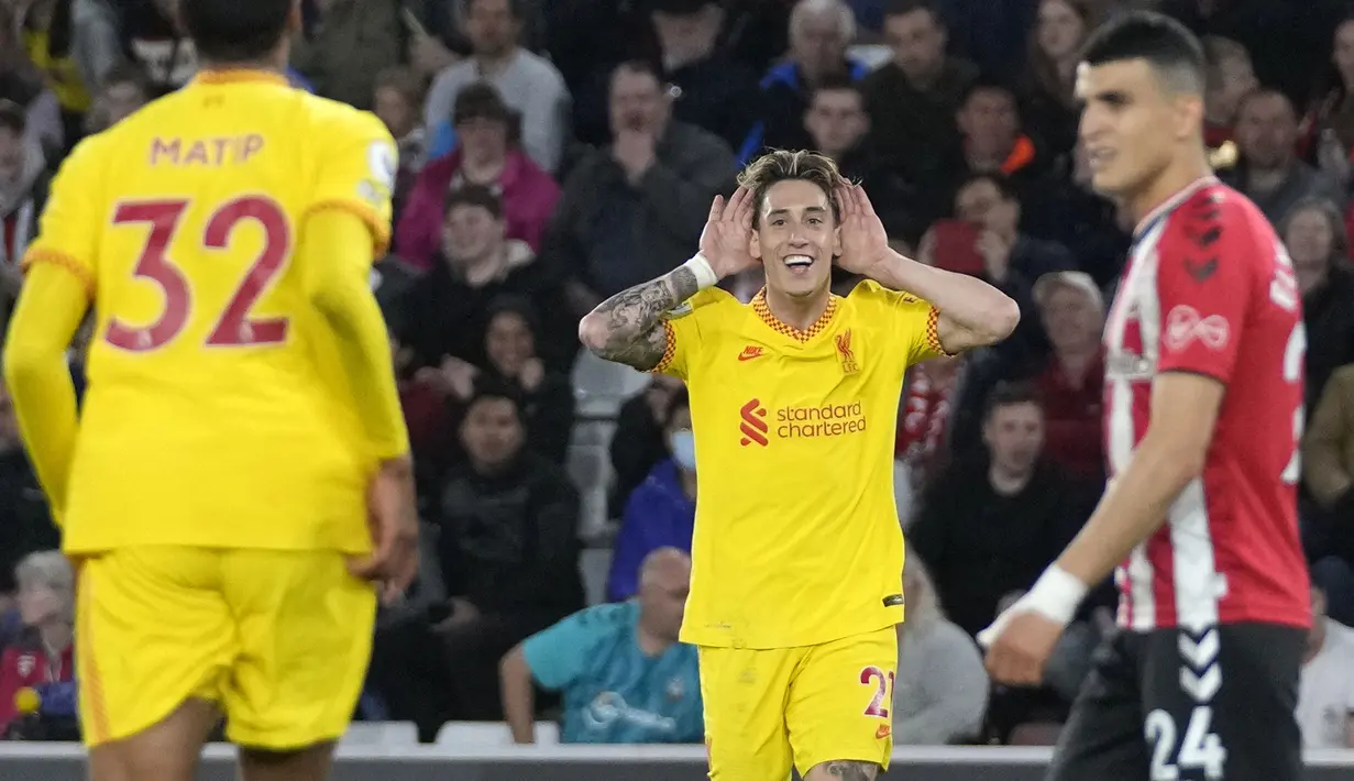 Usai menjadi penentu kemenangan di final Piala FA melawan Chelsea, Kostas Tsimikas kembali berhasil menunjukkan performa apiknya di laga kontra Southampton di laga pekan ke-37 Liga Inggris. Pemain asal Yunani tersebut berhasil mengirim empat operan kunci dan satu sepakan pojok yang berujung pada gol yang diciptakan Joel Matip. (AP/Frank Augstein)