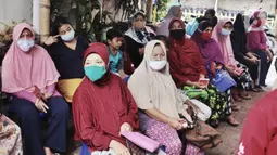 Warga mengantre untuk menerima pembagian sembako Bantuan Pangan Non Tunai (BPNT) di RW 01 Kelurahan Gaga,Larangan, Kota Tangerang, Banten, Rabu (24/2/2021). Penyaluran sembako BPNT dengan cara mentransfer dari rekening Kemensos ke rekening penerima. (Liputan6.com/Angga Yuniar)