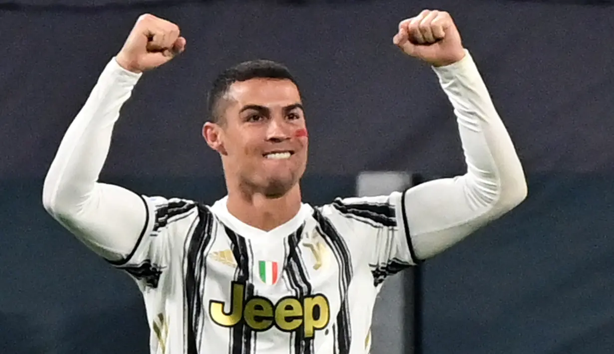 Cristiano Ronaldo. Striker Portugal berusia 37 tahun yang kini memasuki musim pertama di periode kedua bersama MU ini mampu menjadi top skor Juventus di 3 musim berurutan Liga Italia mulai 2018/2019 hingga 2020/2021. Ia mampu mencetak 21, 31 dan 29 gol dalam 3 musim tersebut. (AFP/Miguel Medina)