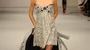 Dalam gaun silver, model cantik ini melepas blazer sebagai bagian aksi catwalk-nya di ‘The David Jones Autumn/Winter Launch’ di Sydney, Australia (11/2/2009). (Bintang/EPA)