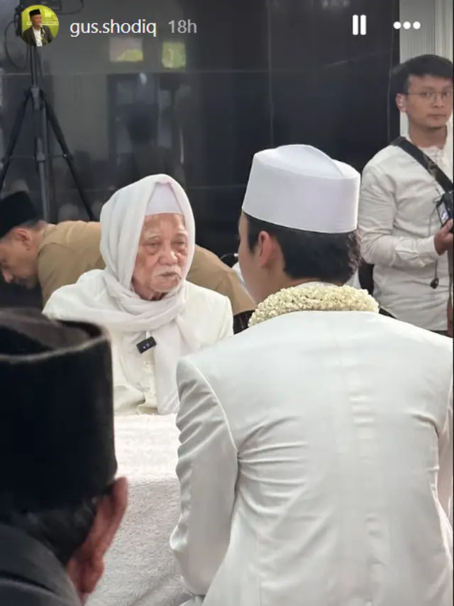 6 Potret Pernikahan Gus Azmi dan Khansa Mariska