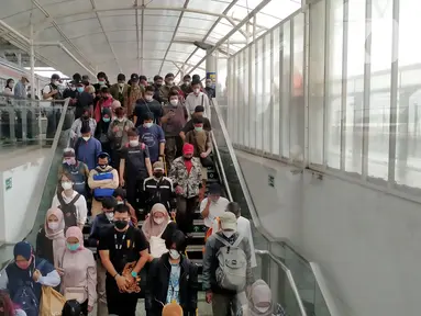 Sejumlah penumpang Kereta Rel Listrik (KRL) turun di Stasiun Manggarai, Jakarta, 21 Oktober 2022. KAI Commuter akan melakukan rekayasa pola operasi selama perubahan operasional keenam atau switch over (SO-6) di Stasiun Manggarai untuk mengatasi kepadatan penumpang. (Liputan6.com/Aida Nuralifa/Magang)