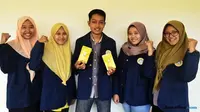 Lima mahasiswa Unair yang memproduksi teh herbal berbahan baku pelepah pisang (foto: Liputan6.com / dok. Humas Unair for JawaPos.com)