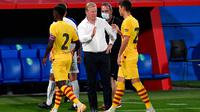 Ronald Koeman berhasil membawa Barcelona meraih kemenangan 3-1 atas Gimnastic pada laga uji coba di Johan Cruyff Stadium, Minggu (13/9/2020) dini hari WIB. (AFP/Pau Barrena)
