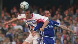 Tony Cascarino. Striker berusia 59 tahun yang pensiun di AS Red Star 93 pada September 2000 ini menjadi pencetak hattrick tertua di Liga Prancis saat Nancy menang 3-0 atas tamunya Rennes pada pekan ke-9 musim 1999/2000, 2 Oktober 1999. Saat itu ia berusia 37 tahun dan 31 hari. (AFP/Franck Fife)