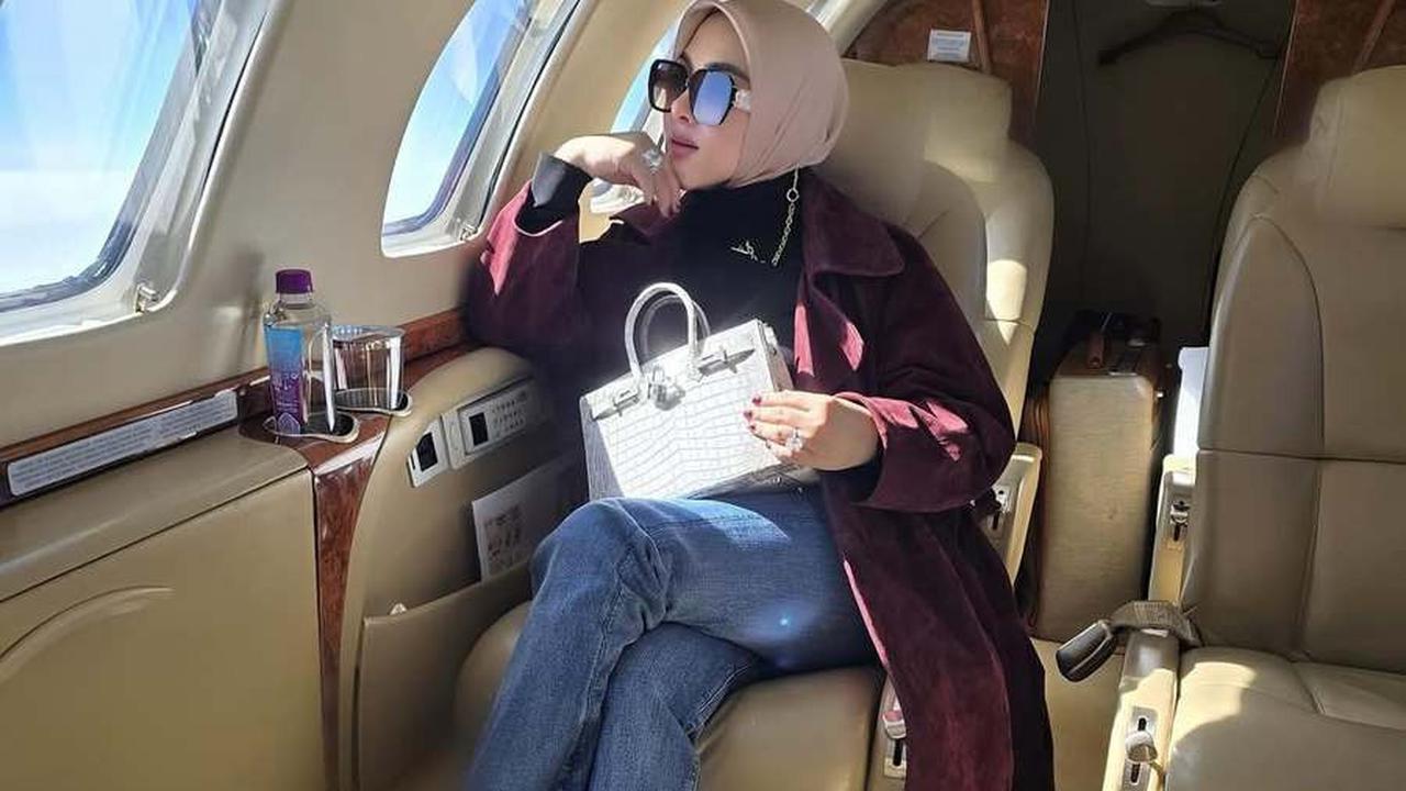 Potret Syahrini Tampil Mewah dan Elegan di Private Jet Menuju Karpet Merah Cannes 2025
