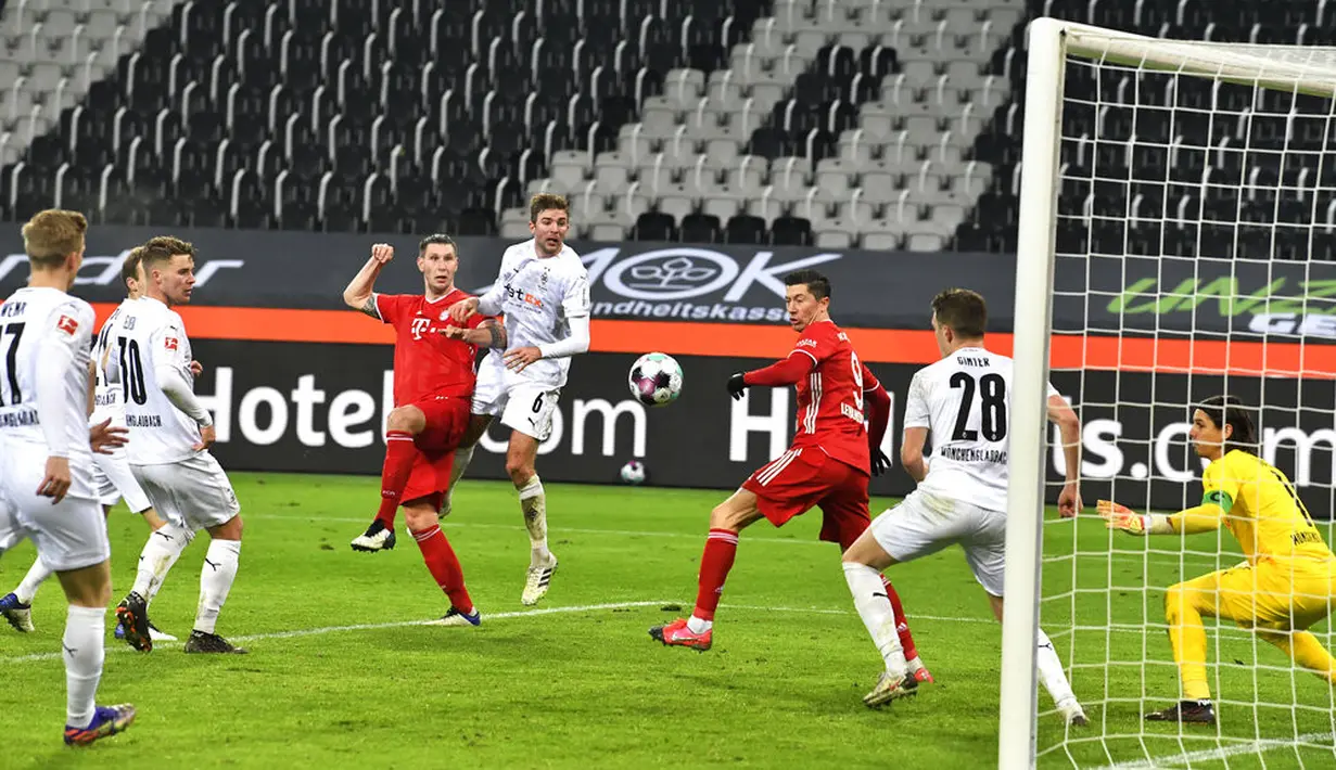 Pemain Bayern Munchen Niklas Suele (tengah kiri) saat melawan Borussia Moenchengladbach pada pertandingan Bundesliga di Borussia Park, Moenchengladbach, Jerman, Jumat (8/1/2021). Bayern Munchen kalah 2-3. (AP Photo/Martin Meissner, Pool)