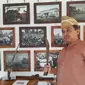 Tim Ahli Cagar Budaya (TACB) Disbudpar Banyuwangi, KRT. H. Ilham Triadinagoro  menunjukan Pedang Luwuk Blambangan Banyuwangi (Hermawan Arifianto/Liputan6.com)