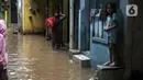 Banjir membuat aktivitas warga Kebon Pala, Kampung Melayu, Jakarta Timur menajdi terganggu. (Liputan6.com/Faizal Fanani)
