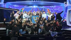 Sejumlah mahasiswa Universitas Virginia foto bersama saat berkunjung di Studio Indosiar, Daan Mogot, Jakarta, Kamis (31/5). Kunjungan tersebut untuk mengetahui bagaimana sebuah perusahaan media itu bekerja. (Liputan6.com/Arya Manggala)