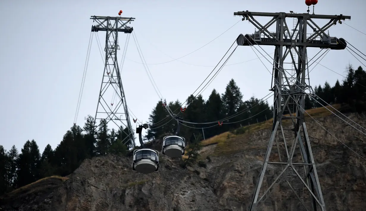 Serangkaian kereta gantung macet dan terjebak di jalur Mont Blanc, Pegunungan Alpen, Kamis (8/9). Sedikitnya 33 turis terpaksa bermalam di atas kereta gantung yang mendadak berhenti di ketinggian lebih dari 3.000 meter. (AFP PHOTO/Jean-Pierre CLATOT)