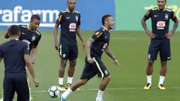 Striker Brasil, Neymar, bercanda bersama rekannya saat mengikuti sesi latihan bersama timnas Brasil jelang laga kualifikasi piala dunia 2018 di Porto Alegre, Brasil, Selasa (29/8/2017). Brasil akan berhadapan dengan Ekuador. (AP/Andre Penner)