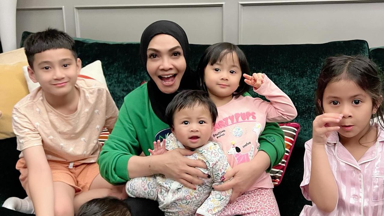 7 Potret Rieta Amilia Bareng Kelima Cucunya, Netizen Salfok Rafathar Jahil ke Rayanza