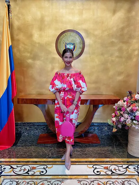 Mengaku saltum, Nadia Mulya tampil elegan dalam balutan dress floral. Gaun midi bergaya sabrina itu dipadukan dengan heels dan clutch berwarna pink. [instagram/nadiamulya]