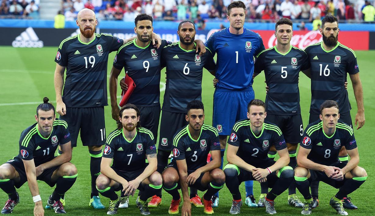 Pada Euro 2016 mereka juga telah menunjukkan formasi nyentriknya ini kala laga semifinal menghadapi Portugal. Kali ini pose mereka hampir sempurna, tetapi dirusak oleh Gareth Bale yang terlalu ki kiri yang menyisakan jarak cukup lebar antara dirinya dan Joe Allen. (Foto: AFP/Paul Ellis)