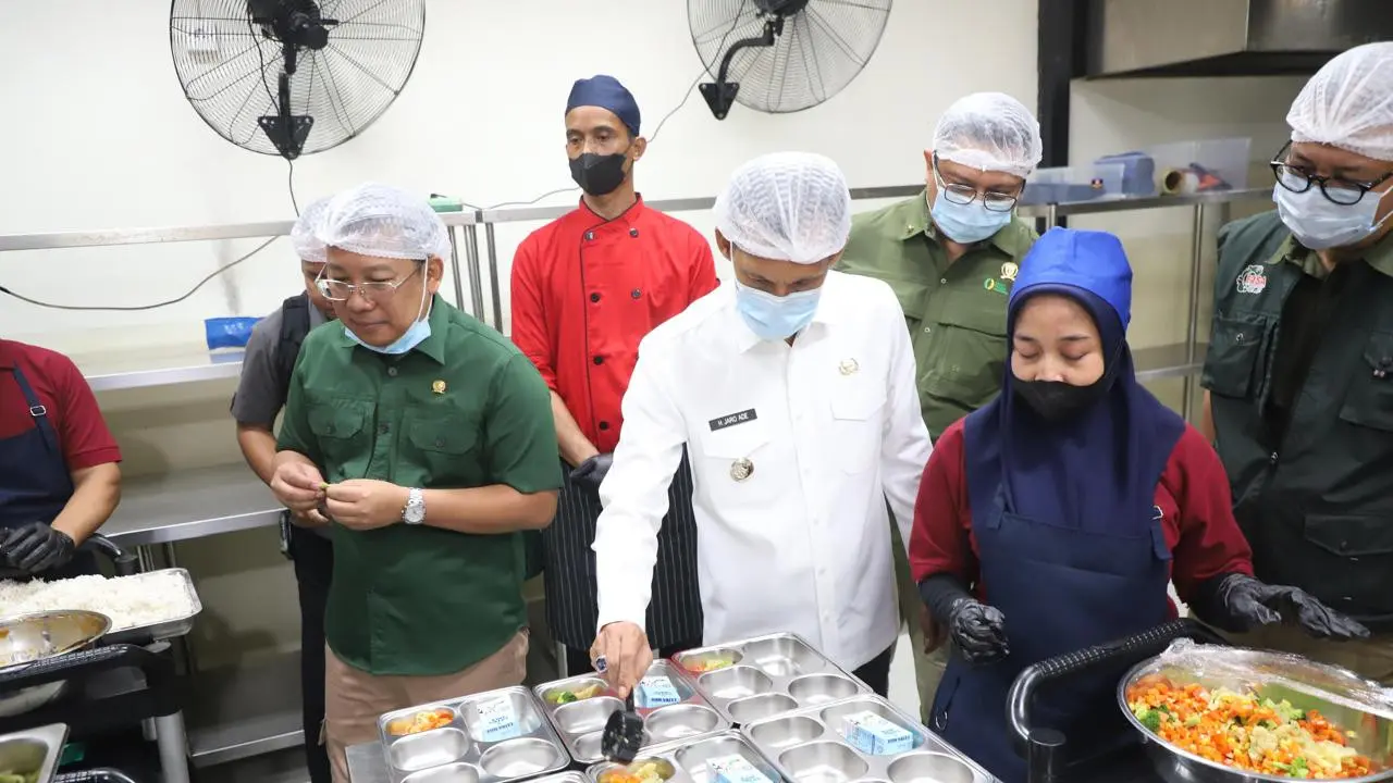 Wakil Bupati Bogor, Ade Ruhandi (putih) melakukan sosialisasi Beragam Bergizi Seimbang dan Aman (B2SA) Goes To School di SDN Pasir Angin 01, Desa Pasir Angin, Kecamatan Megamendung, Kabupaten Bogor, Selasa (24/6) (Istimewa)