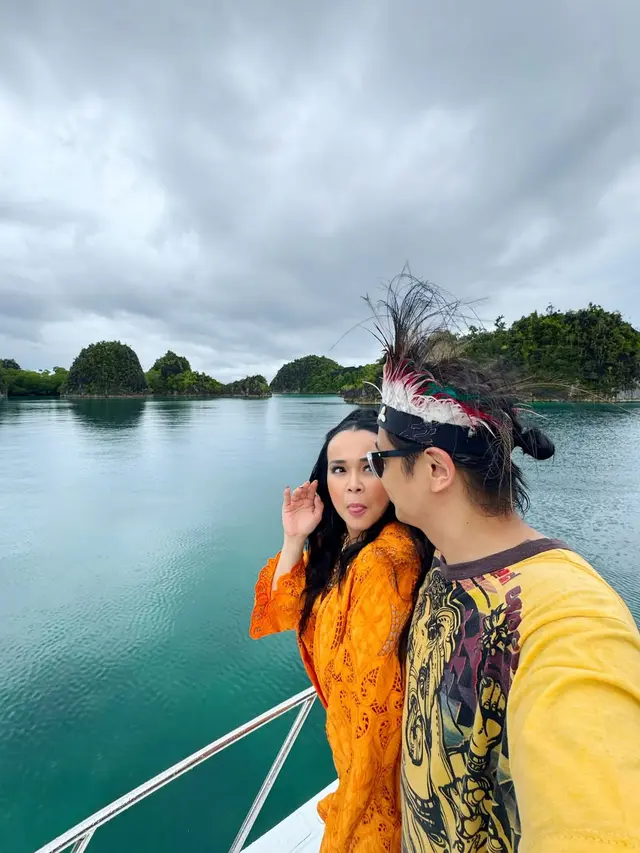 6 Potret Liburan Ajun Perwira dan Jennifer Ipel di Raja Ampat, Tampil Mesra
