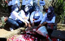 Kekhusyukan aktivis gelar tahlilan di makam Munir