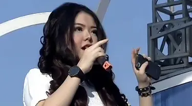 Tina Toonita membawakan lagu Siapa Kamu dalam acara inBox SCTV (18/07/2014). 