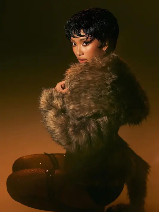 Gaya rambut nya cocok dengan riasan wajah yang dipulas oleh MUA Franky Wu. Tampak MUA mengaplikasikan riasan bernuasan warm dengan lipstik kecoklatannya.   [@riomotret]