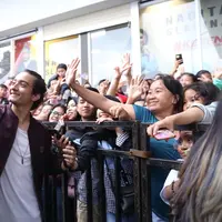 "Sudah 170 episode. Dengan meet and greet menjadi sebuah semangat baru bagi kita untuk kasih yang terbaik, capek pun tak mengapa. Tanpa mereka kita gak akan bisa seperti ini," kata Bryan Domani di sela acara, Sabtu (10/3/2018). (Nurwahyunan/Bintang.com)