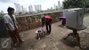 Warga memasukkan jari ke tinta usai melakukan pencoblosan Pilkada DKI 2017 di TPS 023 Petamburan, Jakarta, Rabu (15/2). Di kawasan itu, petugas melakukan jemput suara kepada lansia yang tidak sanggup berjalan menuju TPS. (Liputan6.com/Immanuel Antonius)